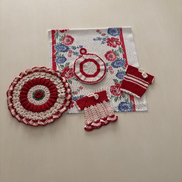 Set of 5 Vintage Red Decorative Pot Holders, Trivet  and Towel - Crochet - Picture 1 of 15